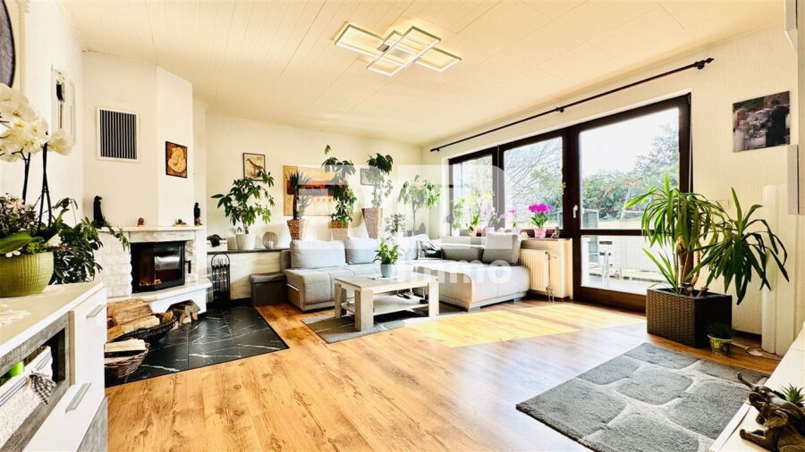 Gepflegtes Raumwunder in idyllischer Lage - Modernisiertes Einfamilienhaus Garagen / Garten - EG Wohnzimmer / Zugang Balkon / Kamin